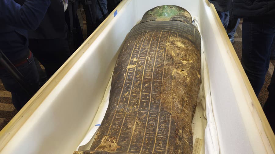 Staroveký drevený sarkofág je