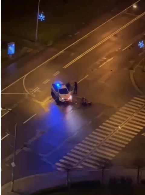 Motorkár najskôr komunikuje s policajtmi...