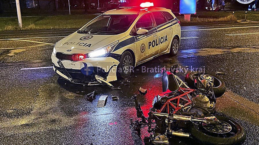 K zrážke policajného auta a motorky došlo v pondelok večer.