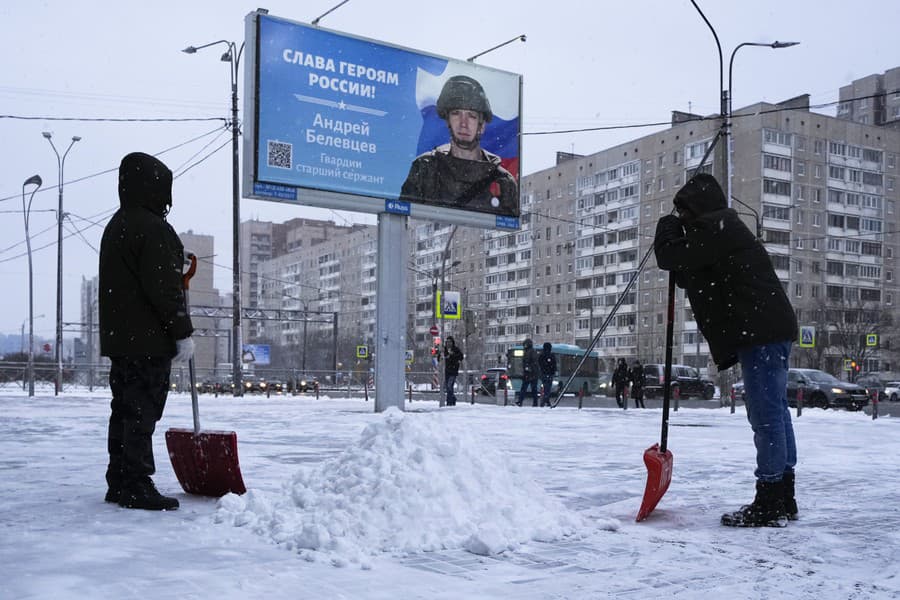 Pracovníci odpratávajú sneh pri