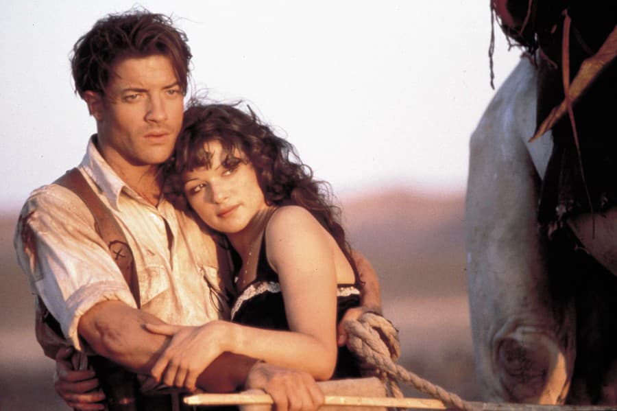 Brendan Fraser a Rachel Weisz vo filme Múmia (1999).