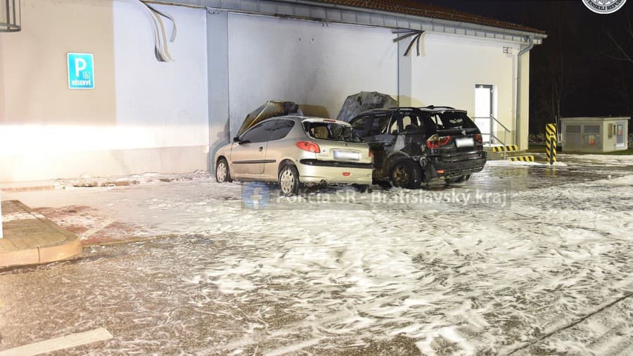 Polícia vyšetruje prípad požiaru dvoch vozidiel na parkovisku v Bernolákove.