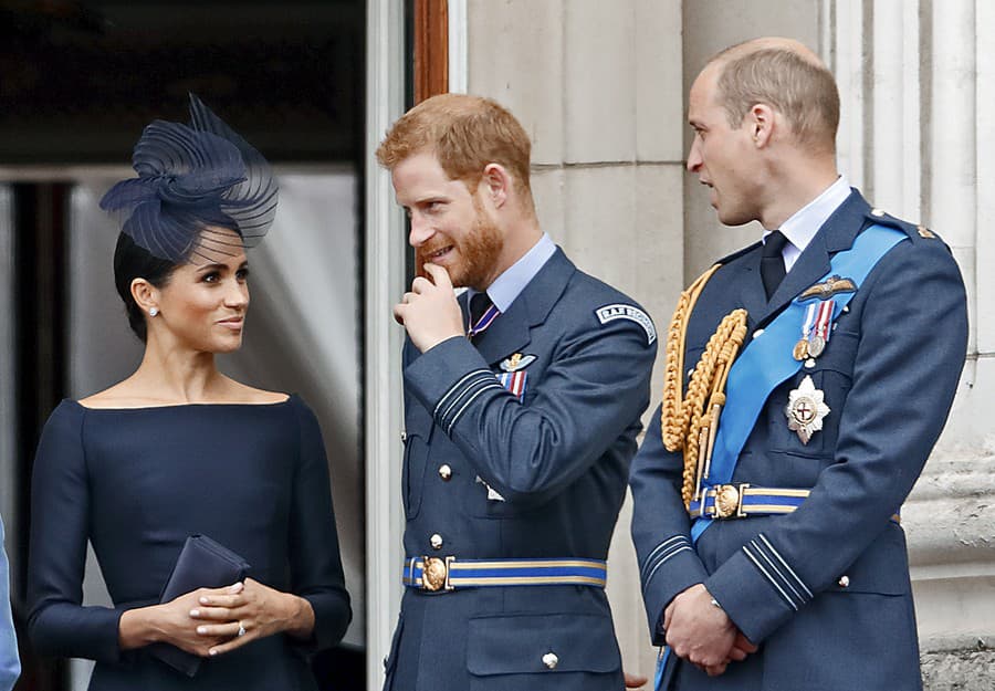 Harryho vzťah s Williamom (vpravo) ochladol pred sobášom s Meghan.