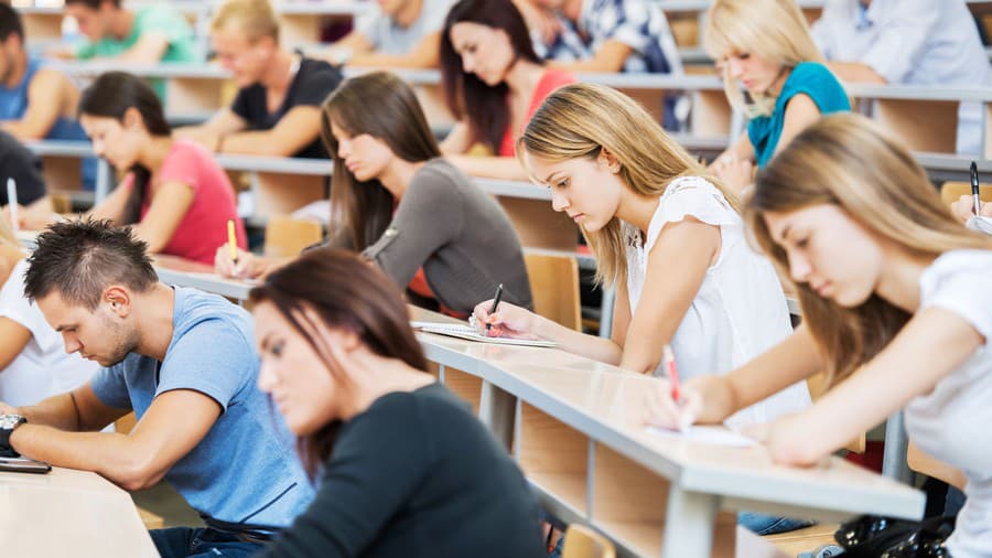 EK pozastavila Erasmus maďarským univerzitám pod kontrolou Fideszu.