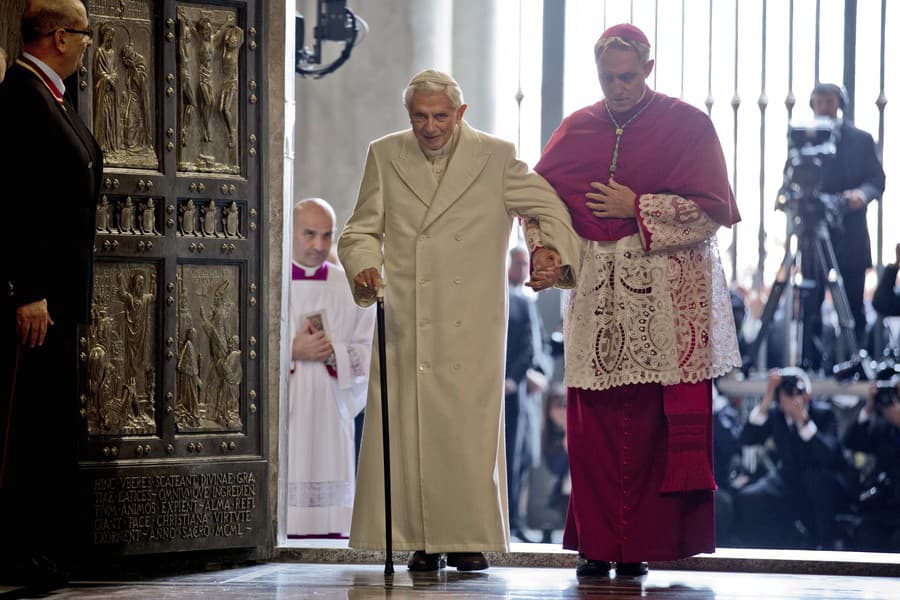 Arcibiskup Gänswein s emeritným pápežom Benediktom XVI.