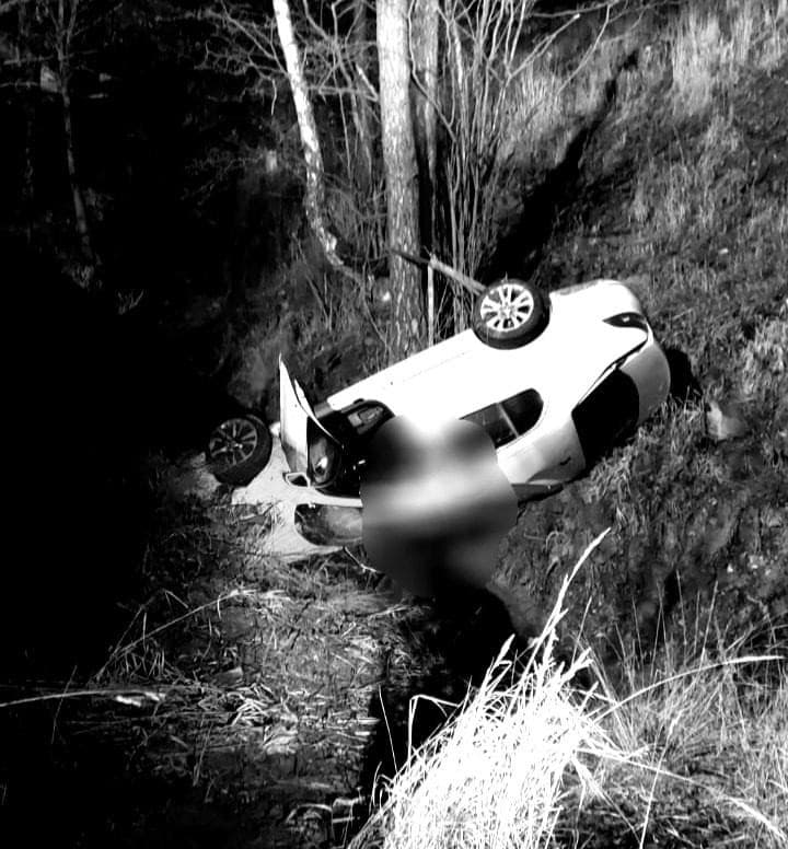 Pád auta do 25 metrov hlbokej rokliny pri Kremnici vodič neprežil.