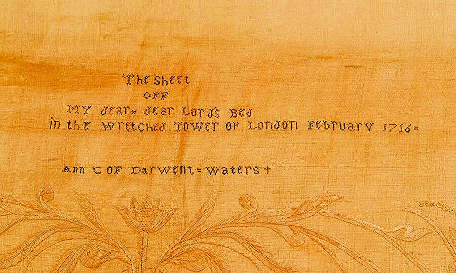 V poznámke je napísané: „Obliečka z postele môjho  drahého pána v úbohom Tower of London Február 1716 x Ann C z Darwent=Waters“ 