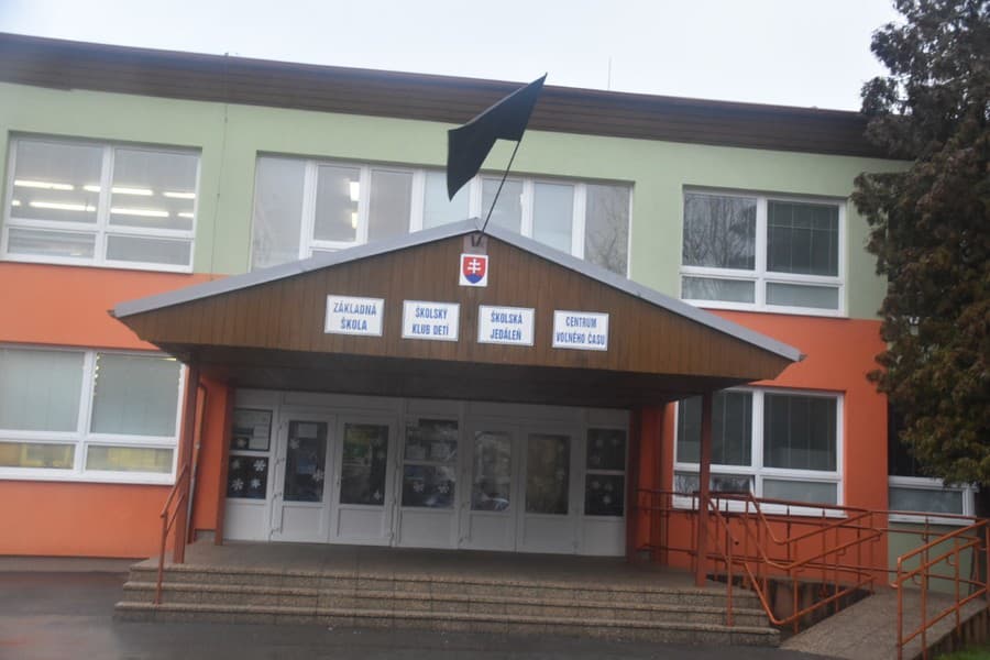 Základná škola Okružná Michalovce, do ktorej deti (†10, 13) chodili: Na budove visí čierna vlajka.