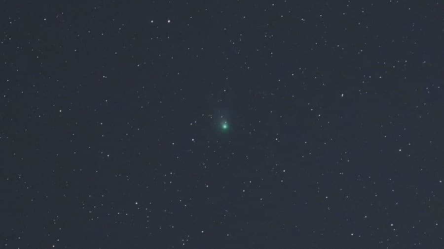 Na snímke zelená kométa