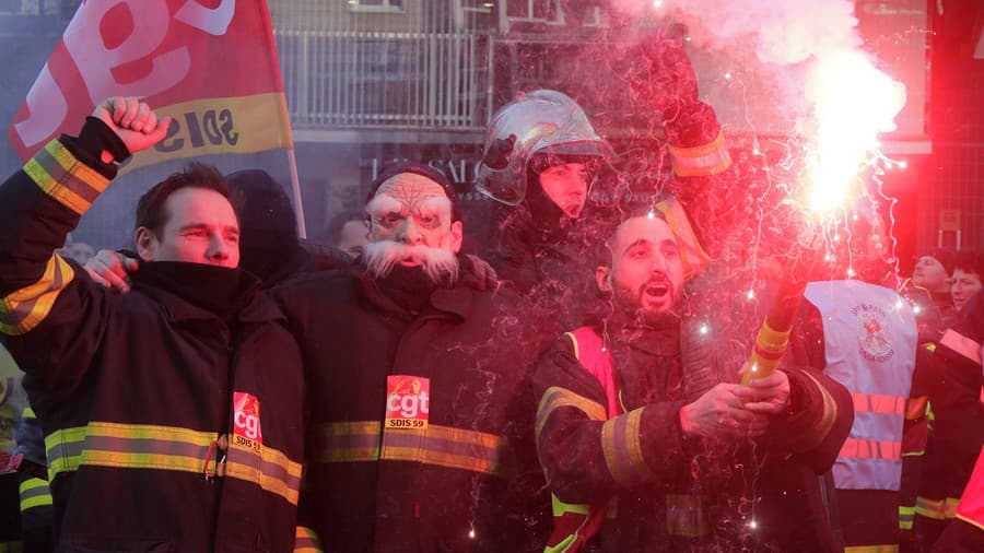 Hasiči protestujú proti vládnemu