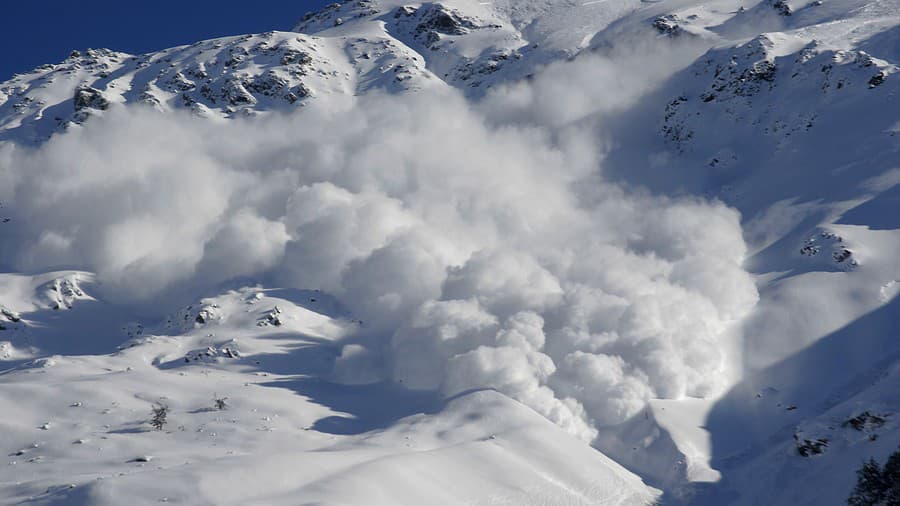 Dry snow avalanche with