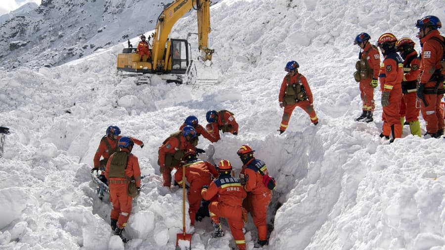 Záchranári hľadajú v snehu