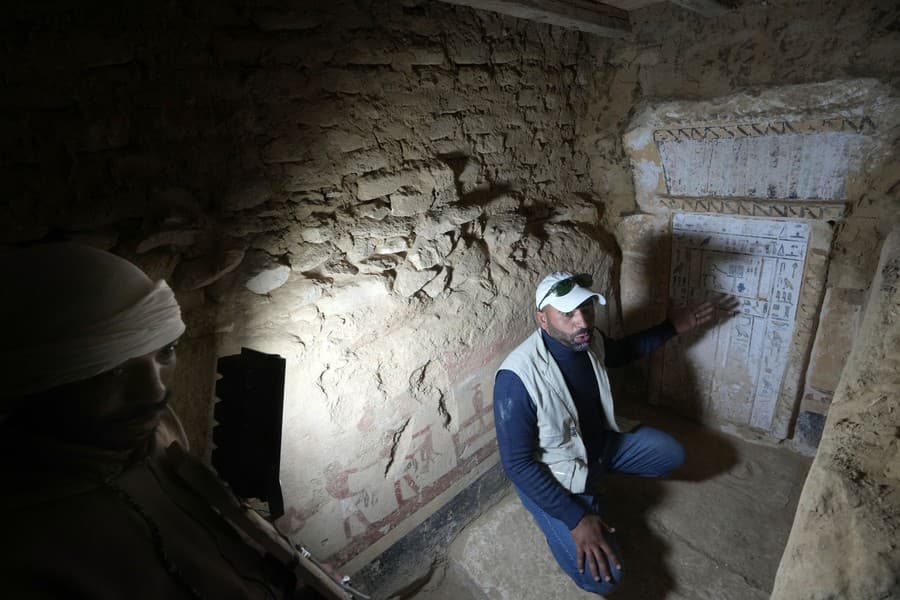 Egyptský archeológ vysvetľuje zástupcom