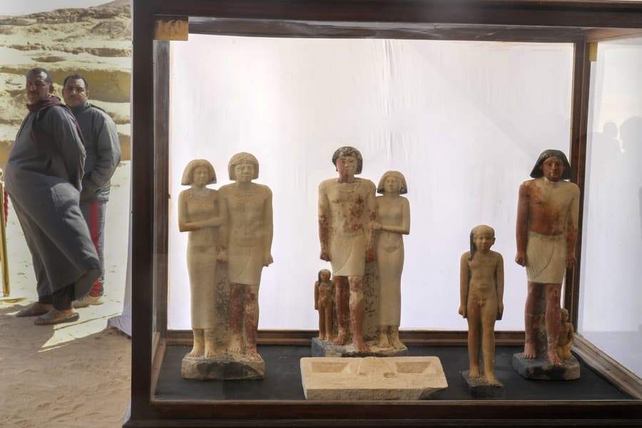Strážcovia egyptských starožitností stoja