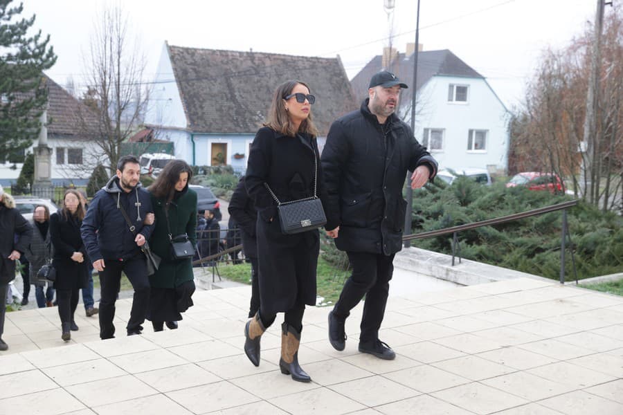 Ivan Tásler vyzeral na rozlúčke s Bartoníkom († 27) zničene.