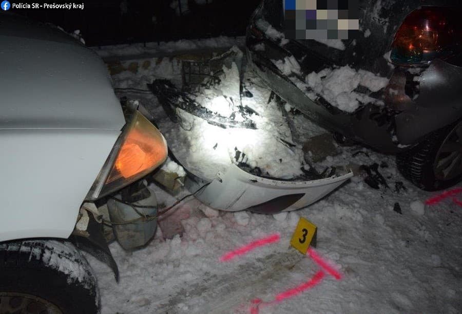 Opitý vodič z Lendaku narazil do kopy snehu a auta.