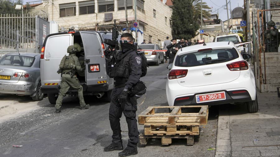 Izraelský policajt hlaidkuje na