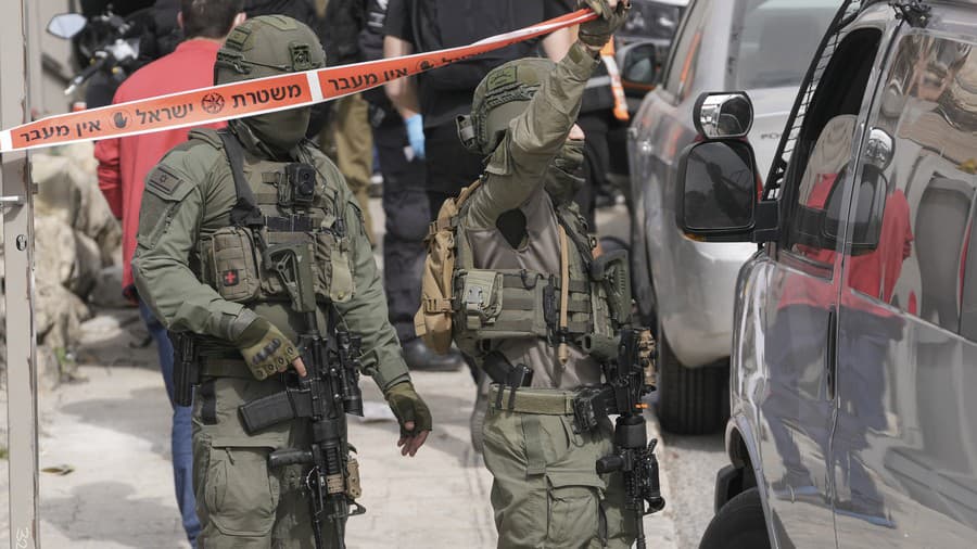 Izraelskí policajti zabezpečujú miesto