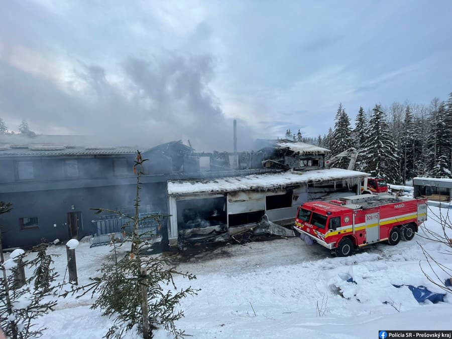 Hasiči zasahujú pri požiari drevovýroby v Tatranskej Štrbe.