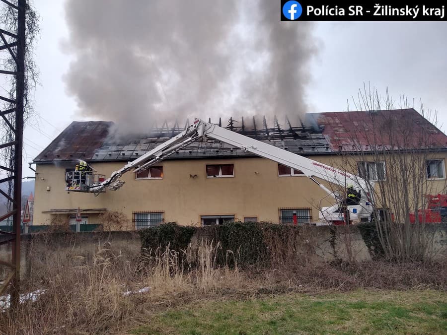 Požiar dvojpodlažnej budovy v Žiline likviduje 19 hasičov.