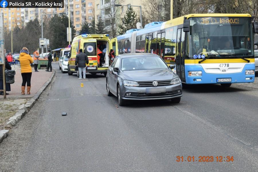 Po zrážke s autom v Košiciach utrpelo dieťa ťažké zranenia