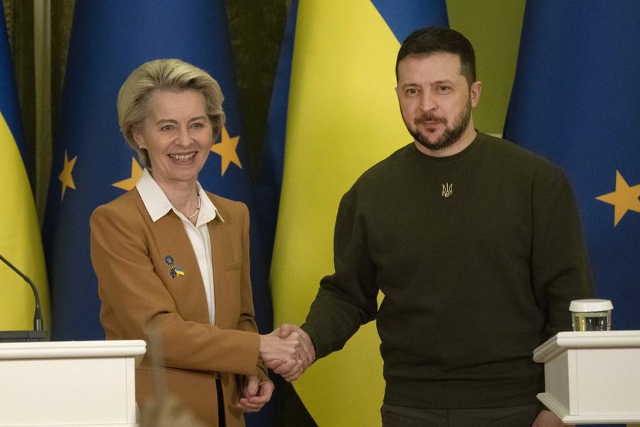 Na snímke zľava predsedníčka Európskej komisie (EK) Ursula von der Leyenová a ukrajinský prezident Volodymyr Zelenskyj počas stretnutia v ukrajinskom Kyjeve