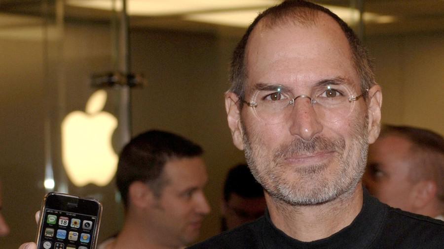 Steve Jobs predstavil iPhone