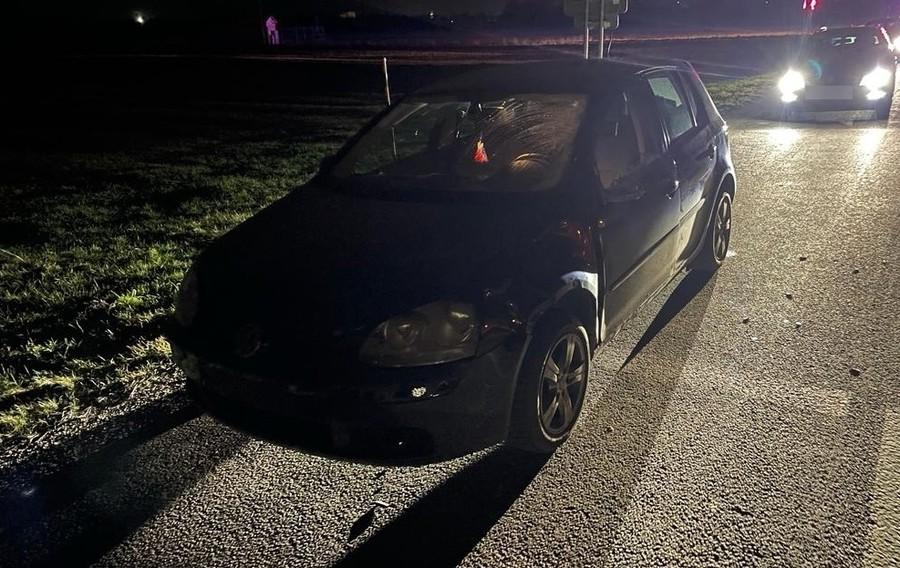 Staručký Golf, ktorým Braňa vodič zrazil, bol po nehode odstavený na krajnici.