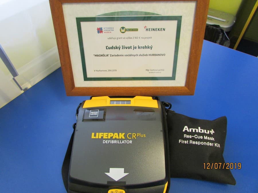 Vďaka grantu „MAGNÓLIA“ Zariadenie sociálnych služieb Hurbanovo zabezpečilo AED - automatický externý defibrilátor pre potreby svojich 180 klientov.
