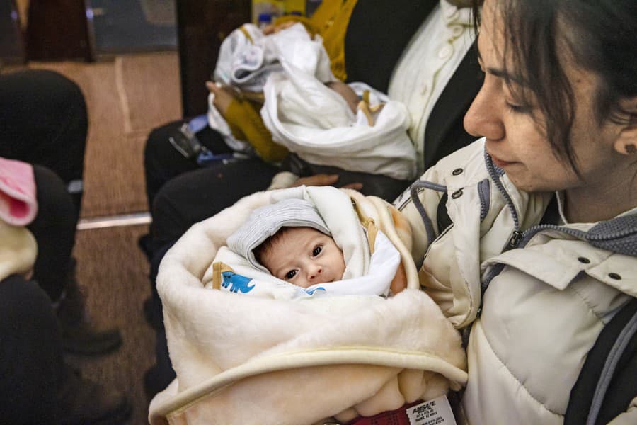 Do nemocnice v Ankare leteli deti v sprievode záchranárov.
