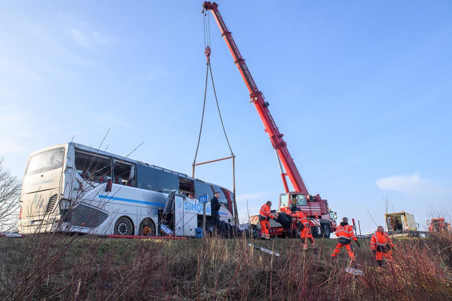 Pri nehode poľského autobusu