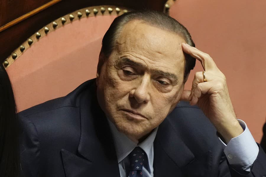 Súd zbavil Berlusconiho obvinení