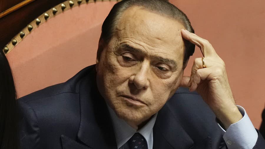 Súd zbavil Berlusconiho obvinení