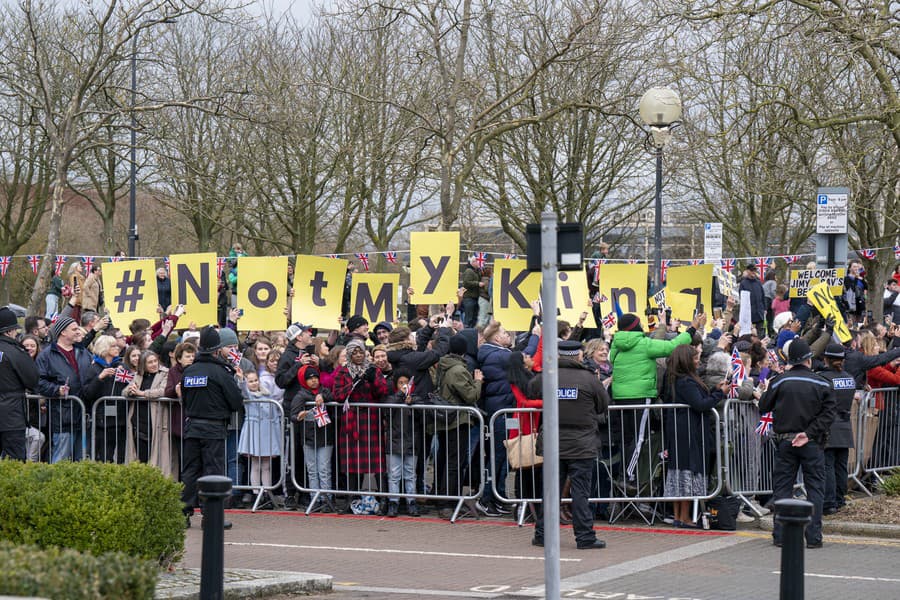 Britského kráľa Karola III. počas návštevy mesta Milton Keynes na juhovýchode Anglicka 