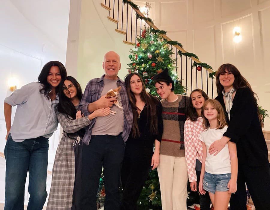 Oporou sú mu manželka Emma (vľavo), exmanželka Demi a jeho dcéry