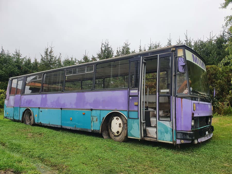 2020. Starý hrdzavý autobus