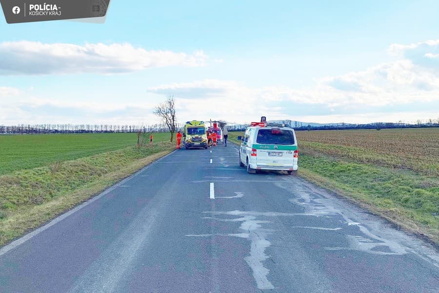 Do auta odstaveného na krajnici narazil Mercedes.
