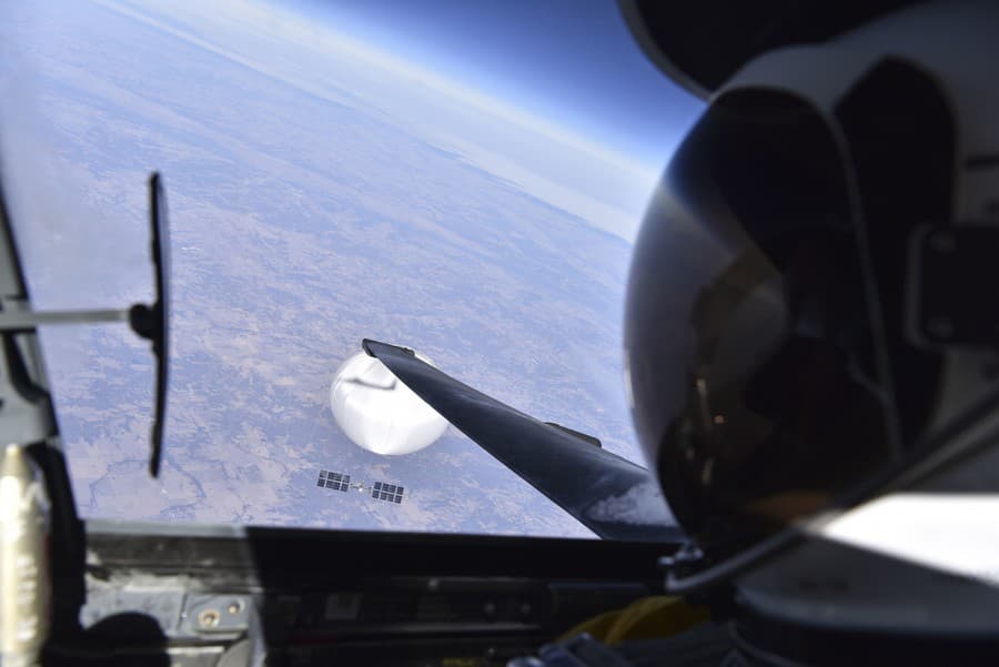 Pentagón zverejnil selfie amerického pilota pri prelete nad čínskym balónom