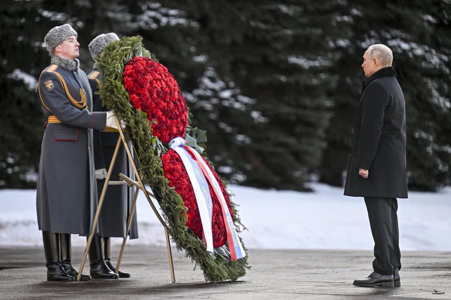 Putin položil veniec k hrobu neznámeho vojaka