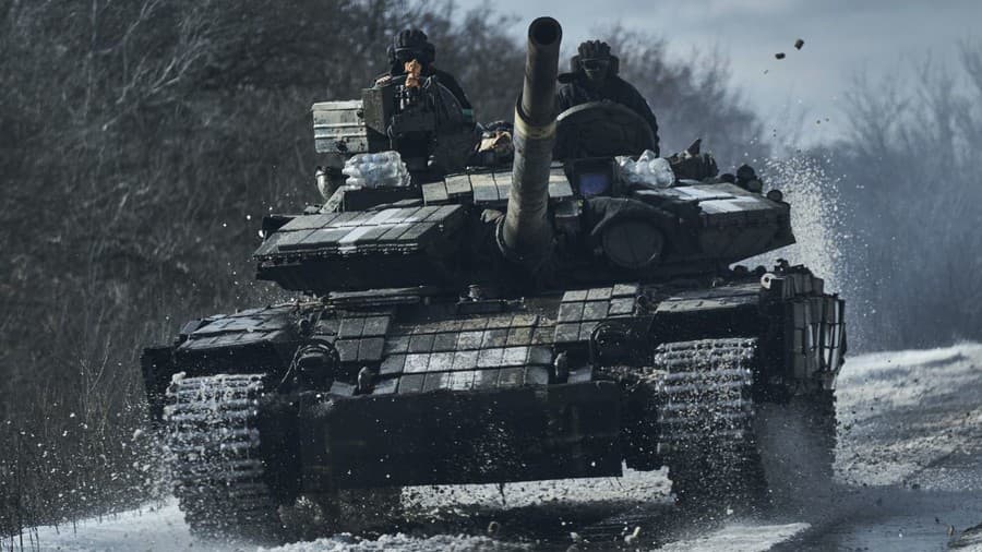 Ukrajinskí vojaci na tanku