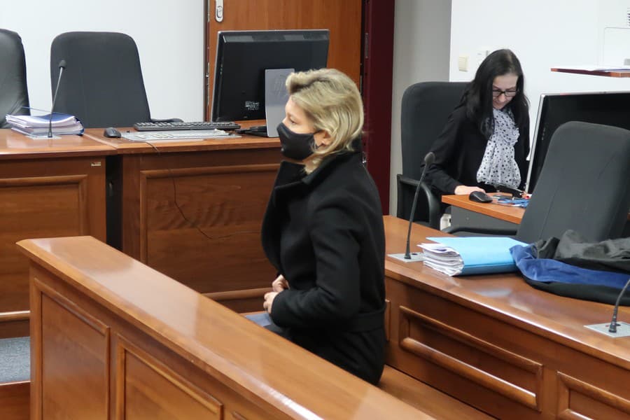 Na súde sa Repáková maskovala rúškom aj okuliarmi.