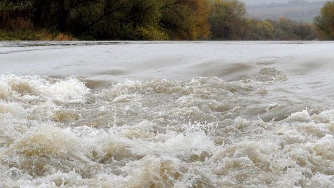 SHMÚ upozorňuje na silný vietor, snehové záveje aj hrozbu povodní