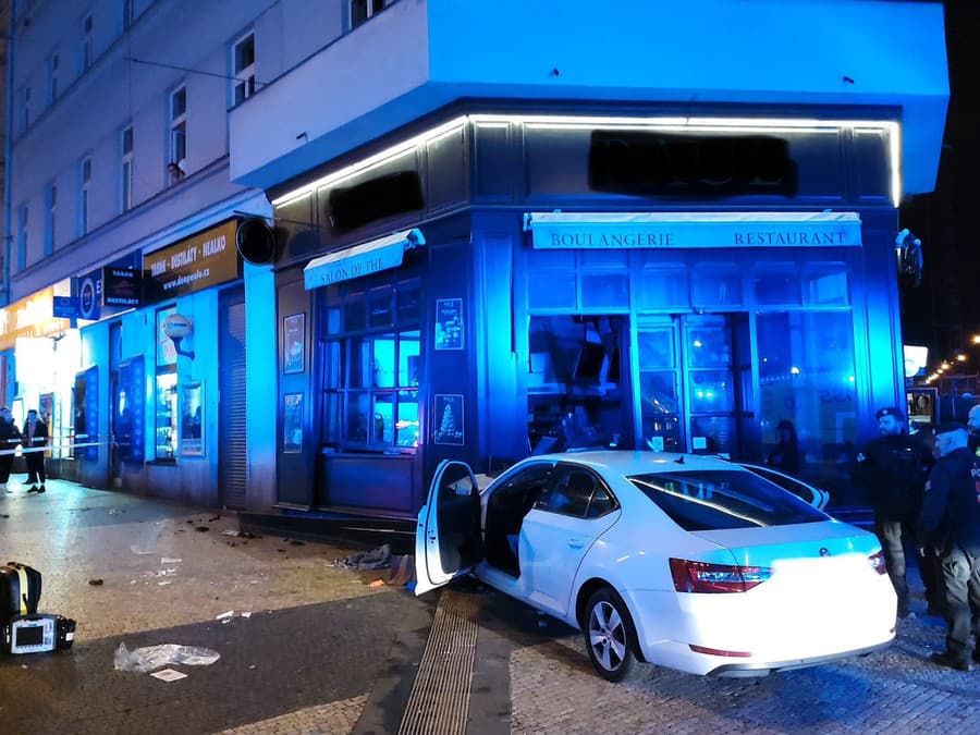 V centre Prahy sa v noci na sobotu (25.2.) vrútil vodič s autom medzi ľudí na chodníku a vrazil do prevádzky pekárne.