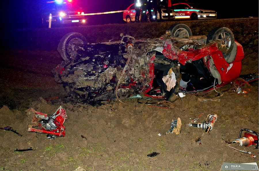 Na streche: Seat Leon, v ktorom zahynul Maroš († 18), skončil v poli na streche.