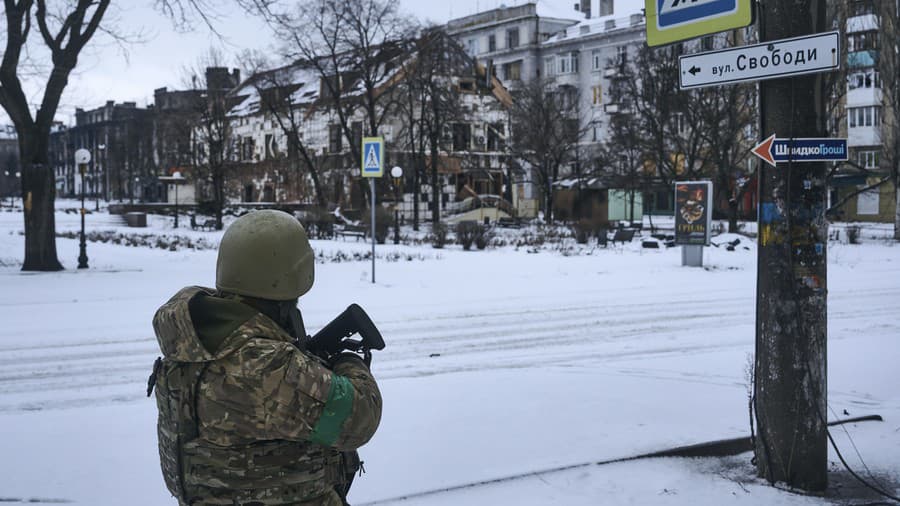 Ukrajinský vojak hliadkuje v