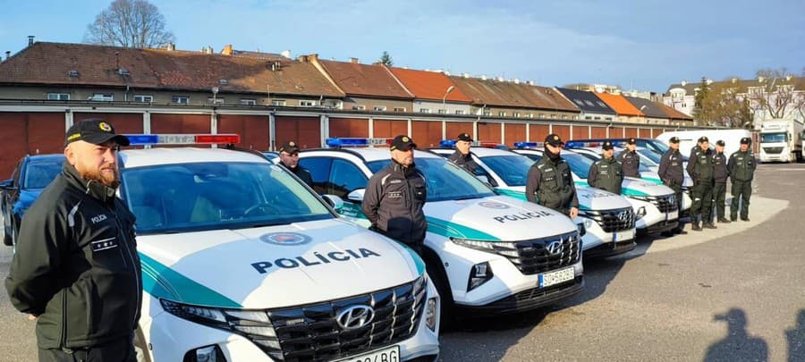 Úrad hraničnej a cudzineckej polície si prevzal 12 nových áut za 402.203 eur.
