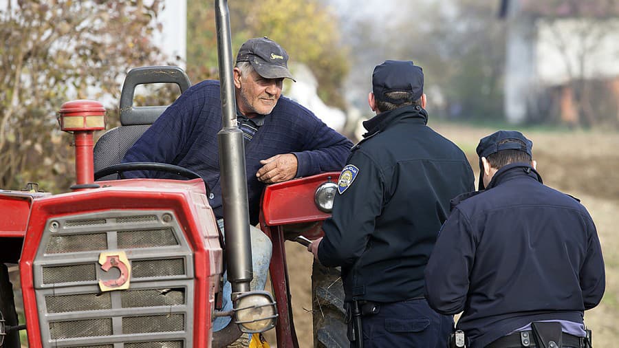 Privolaní policajti dali farmárovi