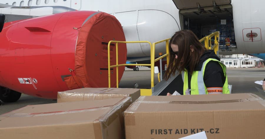 Humanitárna pomoc poputuje do zemetrasením postihnutej Sýrie.
