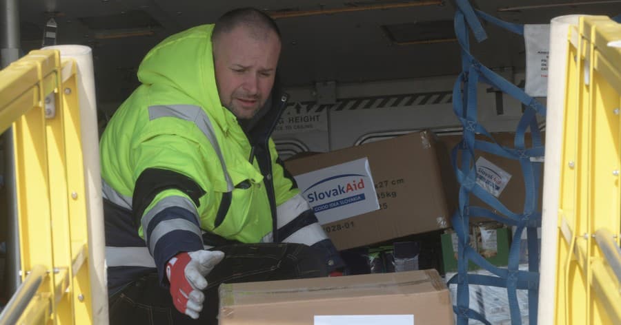 Humanitárna pomoc poputuje do zemetrasením postihnutej Sýrie.
