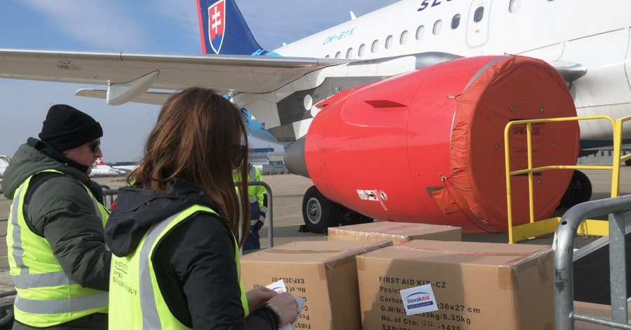 Humanitárna pomoc poputuje do zemetrasením postihnutej Sýrie.